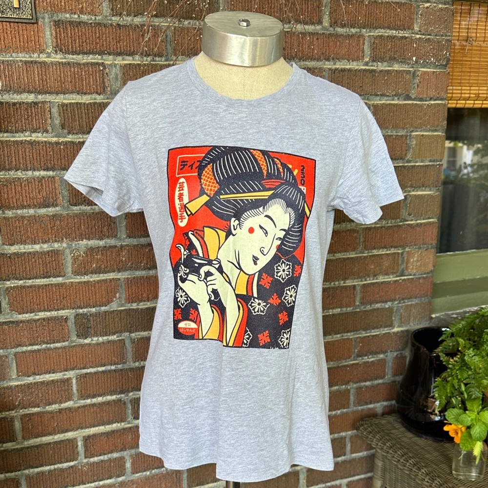 Geisha Gamer Girl TeePublic graphic tee gray/red/yellow/black. Sz Womens Large